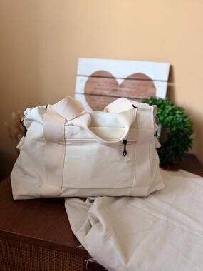 NWOT Travel Duffle Style Shoulder Bag w/Padded Laptop Sleeve